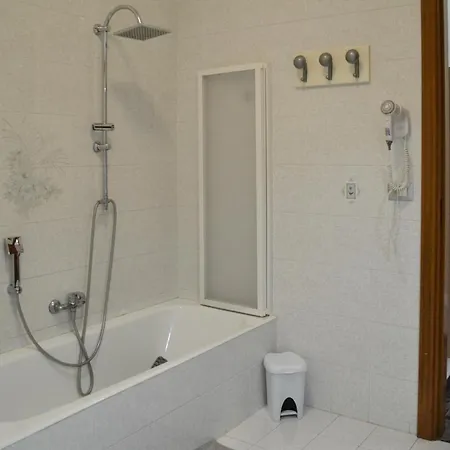 Bed and Breakfast Gryllus 3*